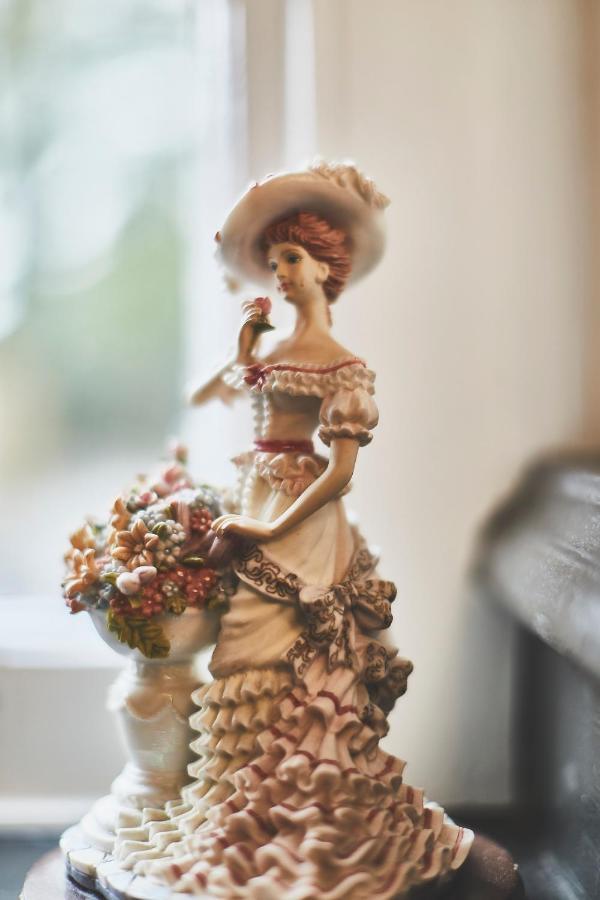 梅登黑德格伦费尔勋爵旅馆住宿加早餐旅馆 外观 照片 A typical Dresden figure
