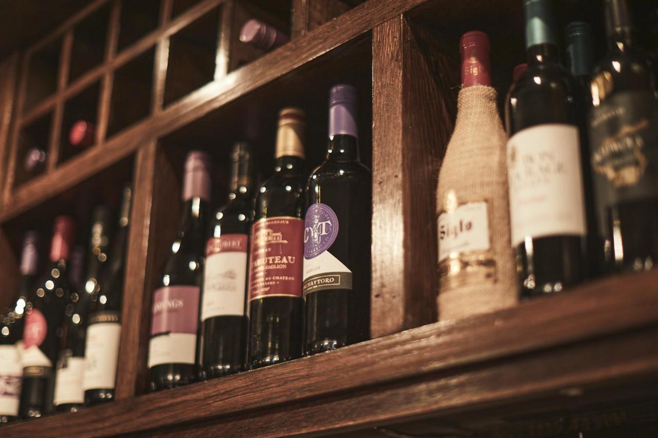 梅登黑德格伦费尔勋爵旅馆住宿加早餐旅馆 外观 照片 Wine bottles in a wine rack